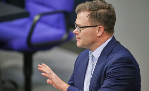 Carsten Schneider am Rednerpult im Bundestag.