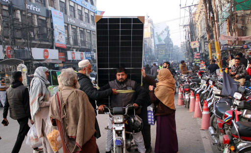 Kauf von Solarpanelen in Lahore, Pakistan.