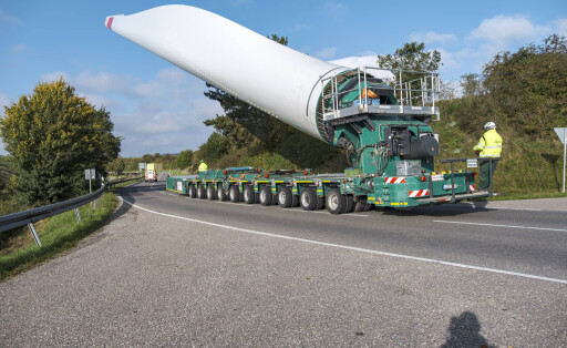 Rotorblatt Schwertransport, Münsingen, Schwäbische Alb, Deutschland Schwertransport eines Rotorblattes für den Windpark Hohfleck bei Sonnenbühl auf der Schwäbischen Alb auf einem Spezialfahrzeug, einem Selbstfahrer, bei Münsingen, Landkreis Reutlingen, Schwäbische Al