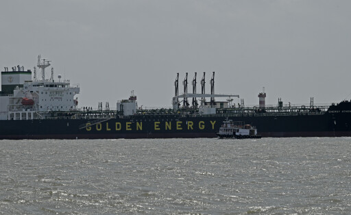 Ein Passagierschiff fährt am 30. April 2026 an dem unter britischer Flagge fahrenden Tanker „Energy Athena“ vorbei, der in der Nähe eines Entladeterminals vor der Küste von Mumbai, Indien, vor Anker liegt.