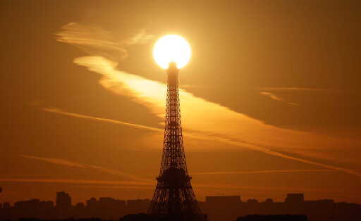 Paris on Aug. 25, 2025: The sun rises over the Eiffel Tower. Copyright: HMBxMedia AntonioxBorga