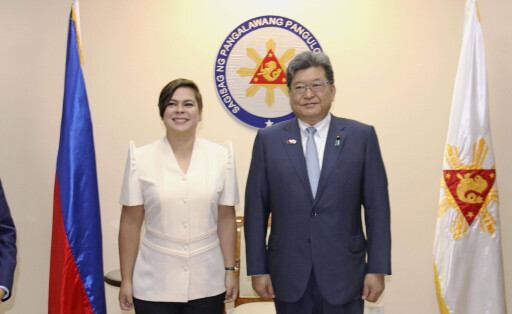 Sara Duterte mit dem japanischen Politikchef der LDP-Partei Koichi Hagiuda