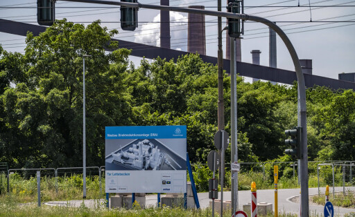 Baustellenschild der ersten Direktreduktionsanlage von Thyssenkrupp Steel, dem Projekt der Klimaneutralen Stahlproduktion, am bestehenden Stahlwerk in Duisburg-Farn, Roheisenproduktion ohne klassischen Hochofen, sondern unter Einsatz von Wasserstoff, soll bis Ende 2027 in Betrieb gehen, NRW, Deutschland Baustelle Grünes Stahlwerk *** Construction site sign for thyssenkrupp Steels first direct reduction plant, the climate-neutral steel production project, at the existing steelworks in Duisburg Farn, pig iron production without a conventional blast furnace but using hydrogen, to go into operation by the end of 2027, NRW, Germany Green steelworks construction site