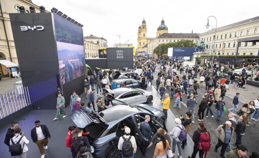 Ein Stand von BYD auf einer Messe in München.