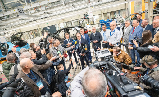 Michael Kretschmer, Ministerpräsident Sachsen, Carsten Schneider, Bundesumweltminister, Dirk Panter, Wirtschaftsminister Sachsen, Thomas Edig, Geschäftsführer Personal und Organisation VW Sachsen, geben ein gemeinsames Pressestatement ab;Blick in eine Produktionshalle mit Produktionslinie im Volkswagen-Werk Zwickau im Herbst 2025, Zwickau Sachsen Deutschland VW-Werk