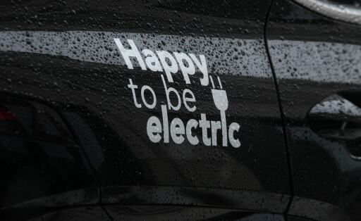 Auf der Tür eines Elektro-Autos steht der Schriftzug: Happy to be electric. St. Georg Hamburg.