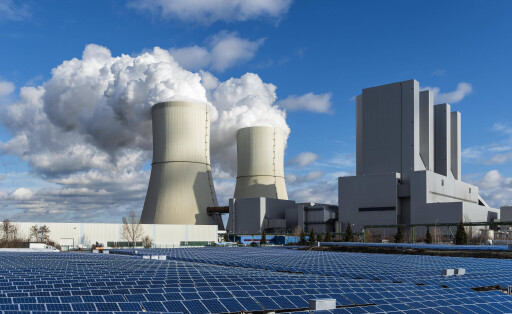 Symbolbild Energiewende, Braunkohleausstieg, vorn Solarpark, hinten Braunkohlekraftwerk, Kraftwerk Lippendorf, Neukieritzsch, Sachsen, Deutschland, Europa *** symbol picture energy turn brown coal exit front solar park rear brown coal power plant power plant Lippendorf Neukieritzsch Saxony Germany Europe Copyright: imageBROKER/AndreasxVitting iblavi04838710.jpg