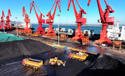 Electric Coal Transportation LIANYUNGANG, CHINA - DECEMBER 25, 2025 - The cargo ship unloads electric coal at the coal terminal of Lianyungang Port in Lianyungang City, Jiangsu Province, China on December 25, 2025. Lianyungang Jiangsu China Copyright: xCFOTOx i1766660026910