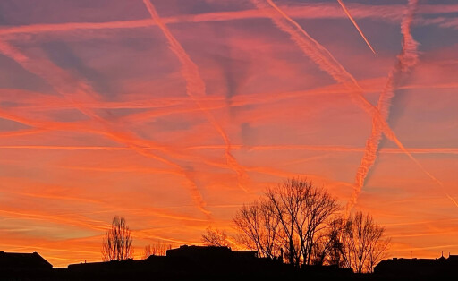 Berliner Abendhimmel feuerroter Abendhimmel über Berlin, Kondensstreifen Wolken Stimmung, Mühlenstraße nahe Spreeufer in Friedrichshain 03.03.2025 copyright: contrast O.Behrendt contrast photoagentur *** Berlin evening sky fiery red evening sky over Berlin, vapor trail clouds mood, Mühlenstraße near Spreeufer in Friedrichshain 03 03 2025