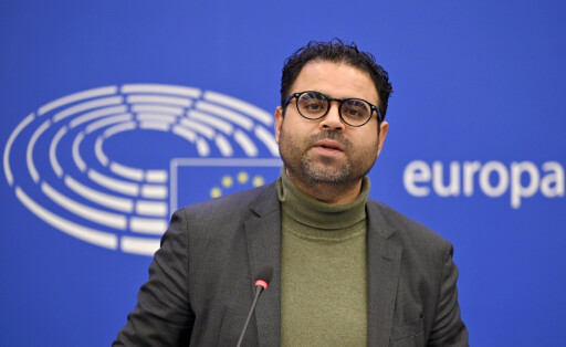 Mohammed Chahim redet in ein Mikrofon.