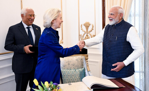 Ursula von der Leyen shaking hands with Narendra Modi, António Costa stands in the background