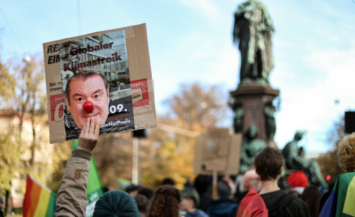 Protest gegen das bayrische Klimaschutzgesetz: Markus Söder Clowns. Am 11.11.2022 versammelten sich ca. 292 Menschen unter dem Motto Söders Klimamärchen, um gegen die Novelle des bayerischen Klimaschutzgesetz zu demonstrieren. Die Aktivist*innen von Fridays for Future und der BUND-Jugend monierten, dass es reine Scheinpolitik sei. -- Markus Soeder Clowns. On November 11, 2022, about 292 people gathered under the slogan Soeder s Climate Fairy Tales to demonstrate against the amendment of the Bavarian climate protection law. The activists of Fridays for Future and BUND-Youth complained that it was pure appearance politics. München Bayern De