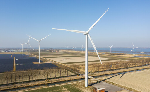 Windräder mit großen Batteriecontainern und Solarmodulen in den Niederlanden, 2022