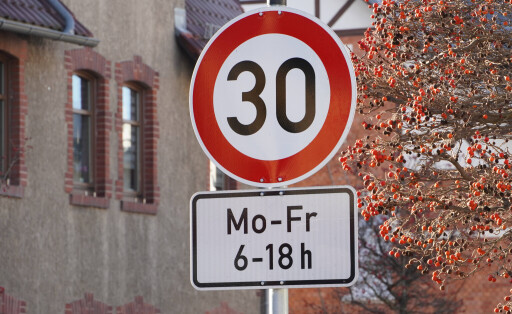 langsam fahren, Verkehrszeichen Beginn Geschwindigkeitsbegrenzung auf 30 kmh, Gültigkeit Montag bis Freitag, Kleinstadt, Geschwindigkeitskontrolle *** slow drive, Traffic sign Start Speed limit at 30 kmh, Validity Monday to Friday, Small town, Speed control 1131607392