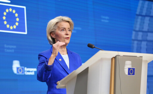 Ursula von der Leyen auf dem Podium bei einer Pressekonferenz in Brüssel.