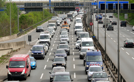 News Bilder des Tages 17.04.2025, Berlin - Deutschland. Stau auf der A100 Richtung Schöneberg. *** 17 04 2025, Berlin Germany Traffic jam on the A100 towards Schöneberg